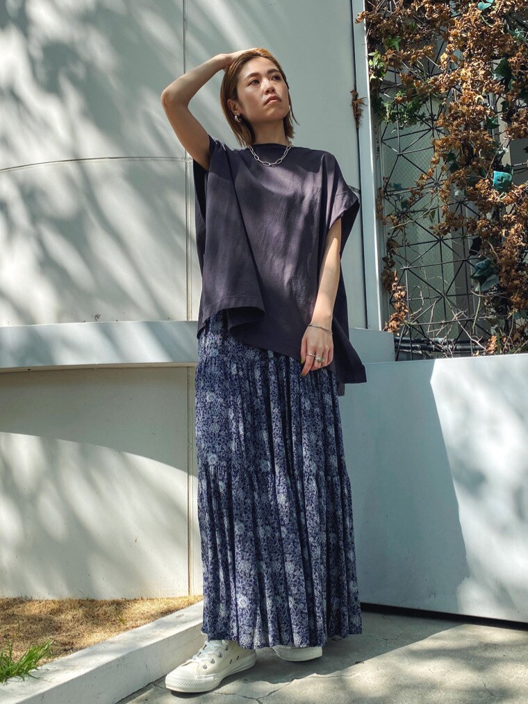 ブルー系のスカート、グレー系のTシャツ/カットソーを着用したレディースの春コーディネートの2枚目の写真