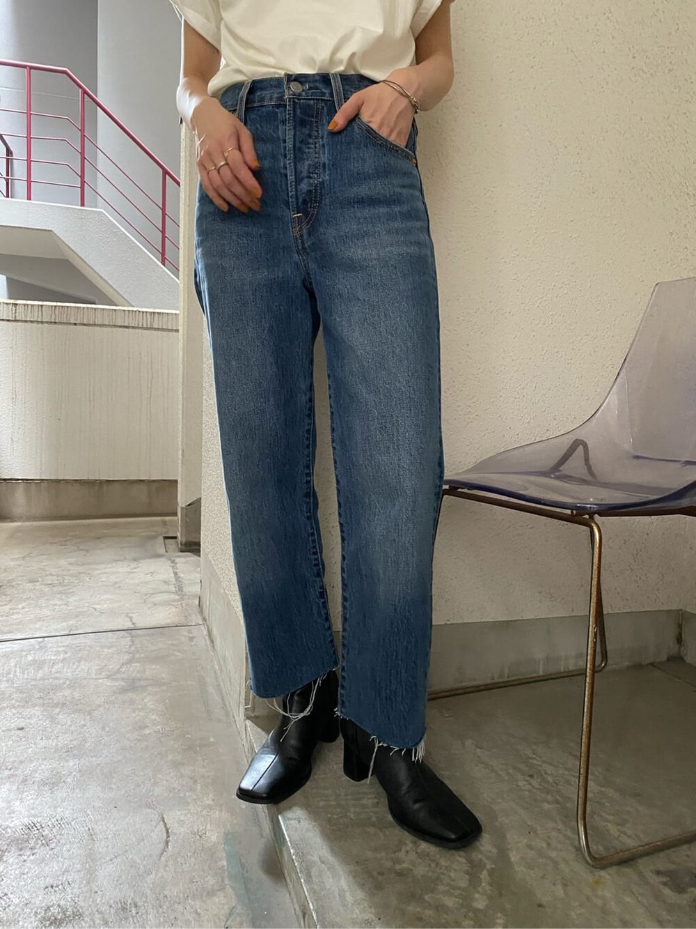 ホワイト系のTシャツ/カットソー、ブルー系のデニムパンツ、ブラック系のハットを着用したレディースの夏コーディネートの3枚目の写真