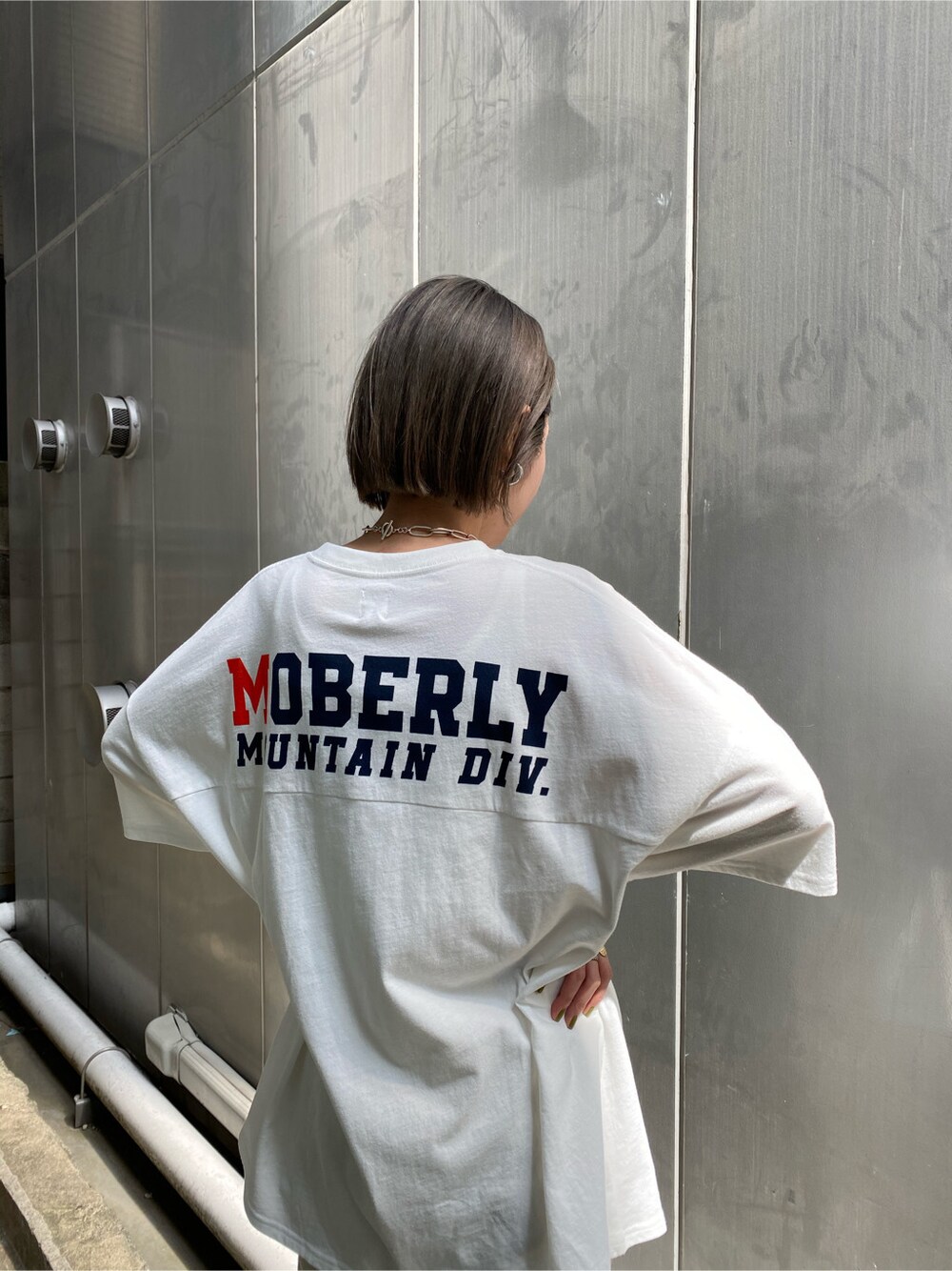 ホワイト系のデニムパンツ、ホワイト系のTシャツ/カットソーを着用したレディースの夏コーディネートの4枚目の写真