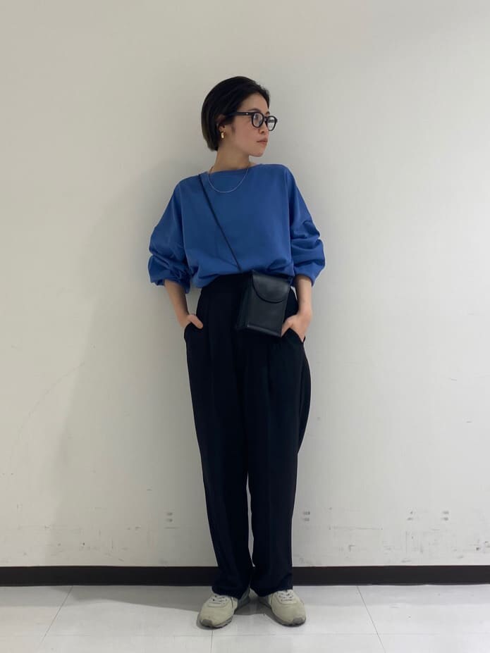 ブラック系のスラックス、ブルー系のTシャツ/カットソーを着用したレディースの冬コーディネートの2枚目の写真