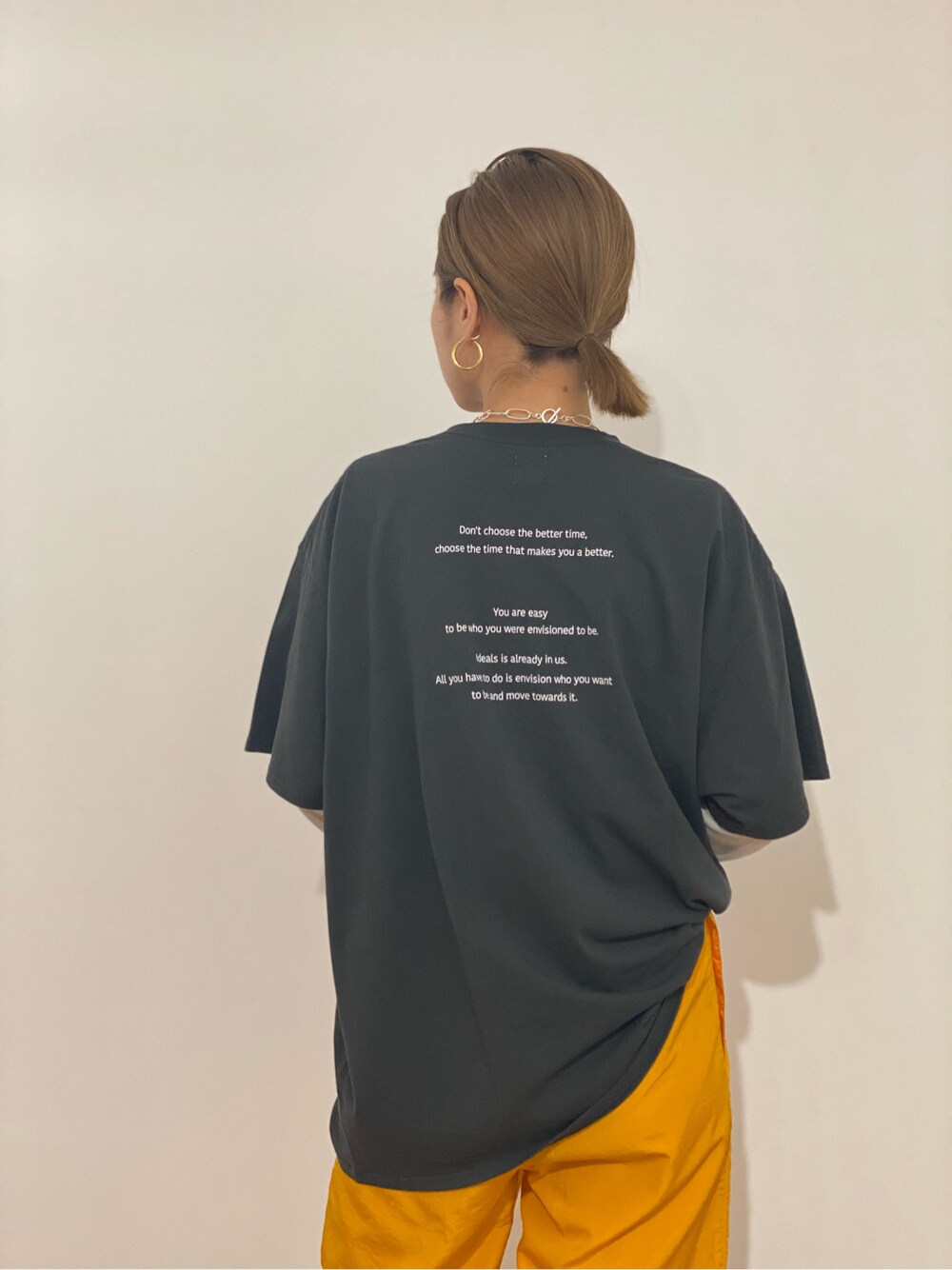 グレー系のTシャツ/カットソー、イエロー系のその他パンツを着用したレディースの春コーディネートの3枚目の写真