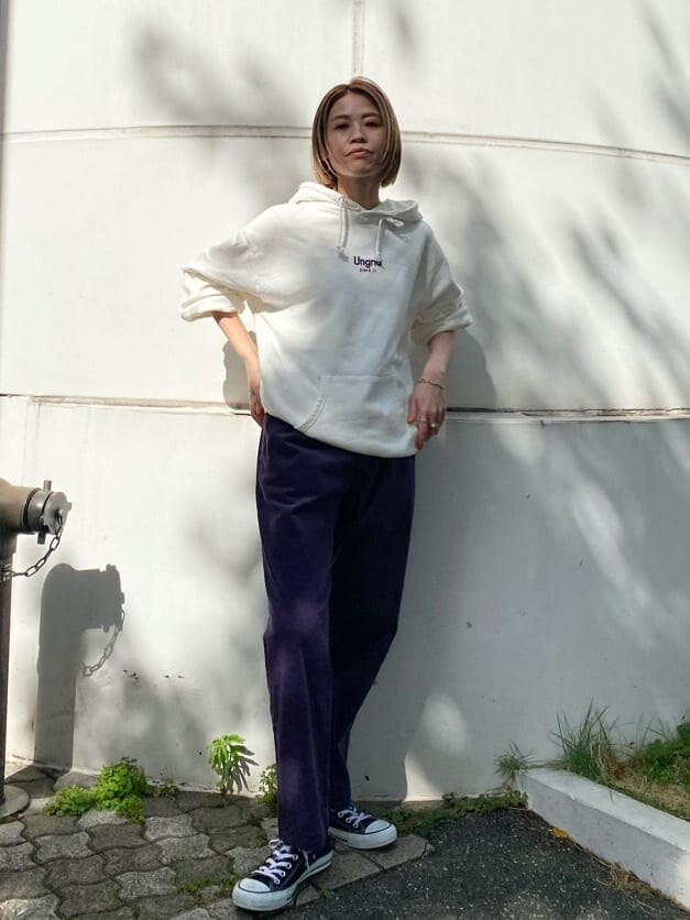 パープル系のその他パンツ、ホワイト系のパーカーを着用したレディースの夏コーディネートの3枚目の写真