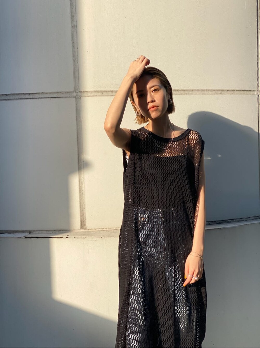 グレー系のワンピース、ブルー系のデニムパンツを着用したレディースの夏コーディネートの4枚目の写真