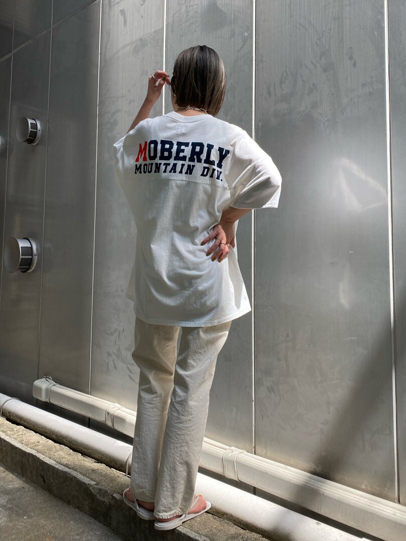 ホワイト系のデニムパンツ、ホワイト系のTシャツ/カットソーを着用したレディースの夏コーディネートの2枚目の写真