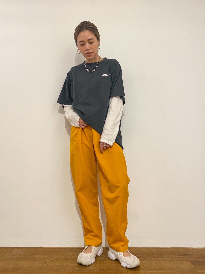 グレー系のTシャツ/カットソー、イエロー系のその他パンツを着用したレディースの春コーディネートの2枚目の写真