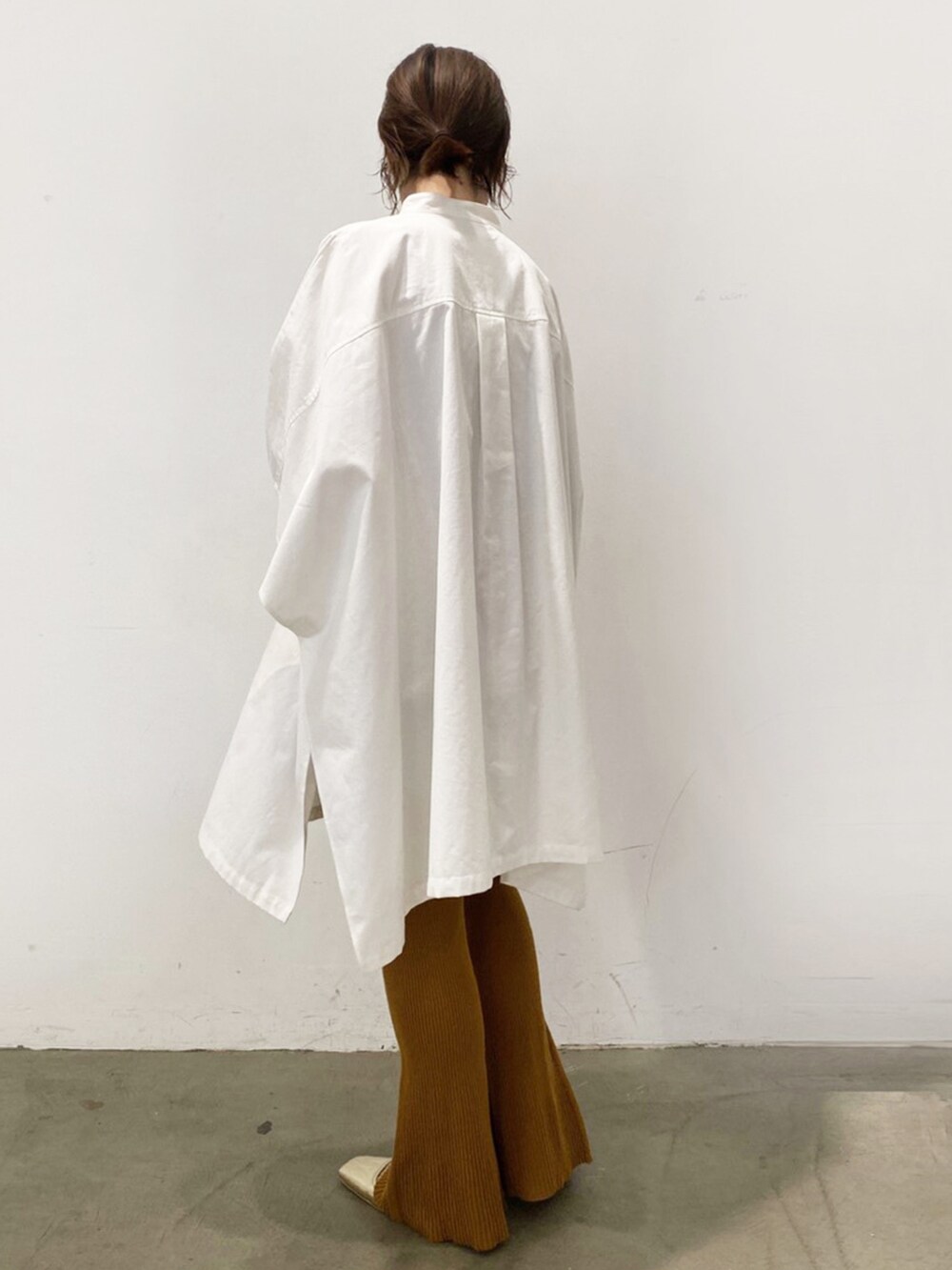 ホワイト系のシャツ/ブラウスを着用したレディースの夏コーディネートの2枚目の写真