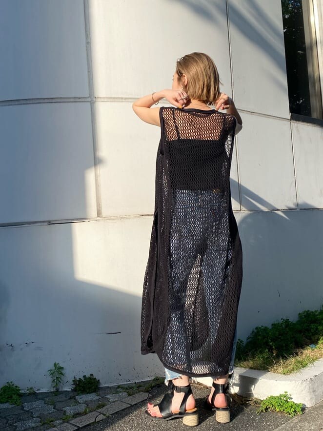 グレー系のワンピース、ブルー系のデニムパンツを着用したレディースの夏コーディネートの2枚目の写真