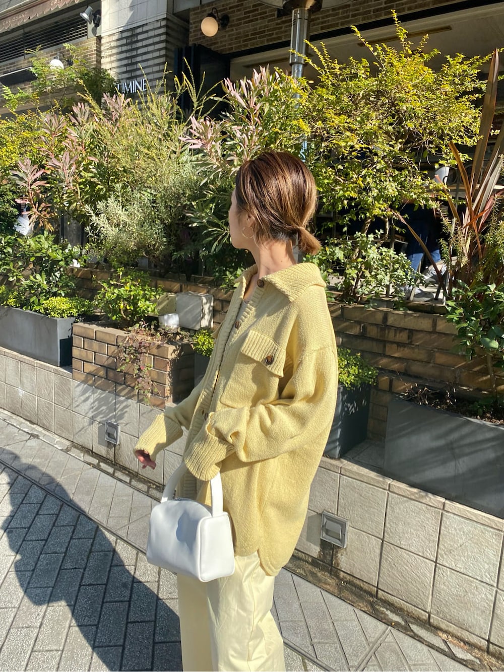 ホワイト系のパンプス、イエロー系のカーディガン/ボレロ、イエロー系のスラックスを着用したレディースの冬コーディネートの3枚目の写真