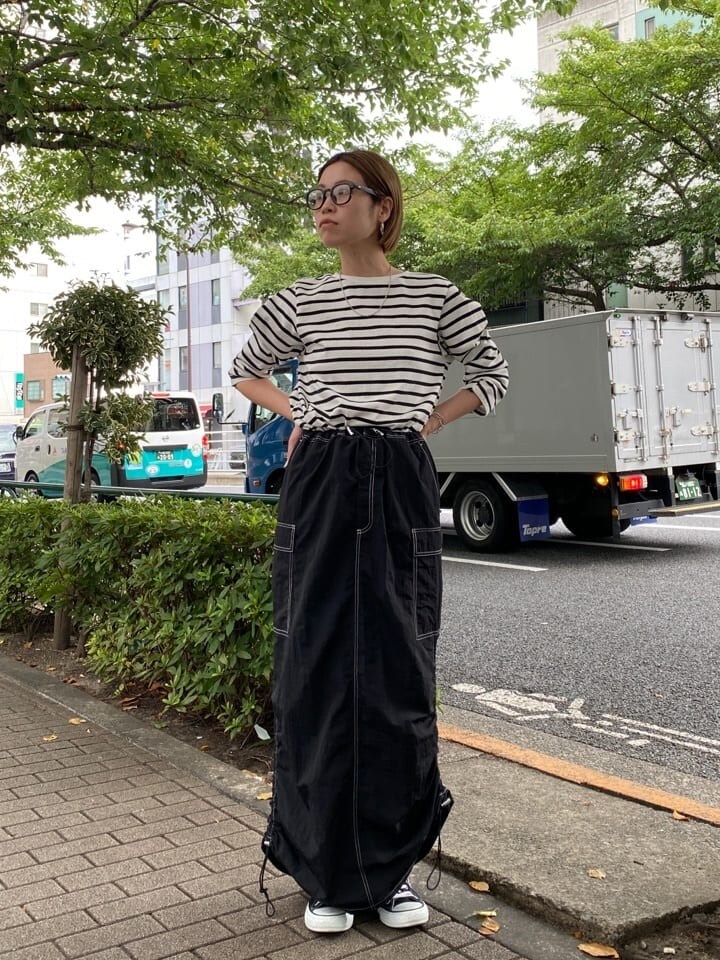 その他のTシャツ/カットソー、ブラック系のスカートを着用したレディースの夏コーディネートの3枚目の写真