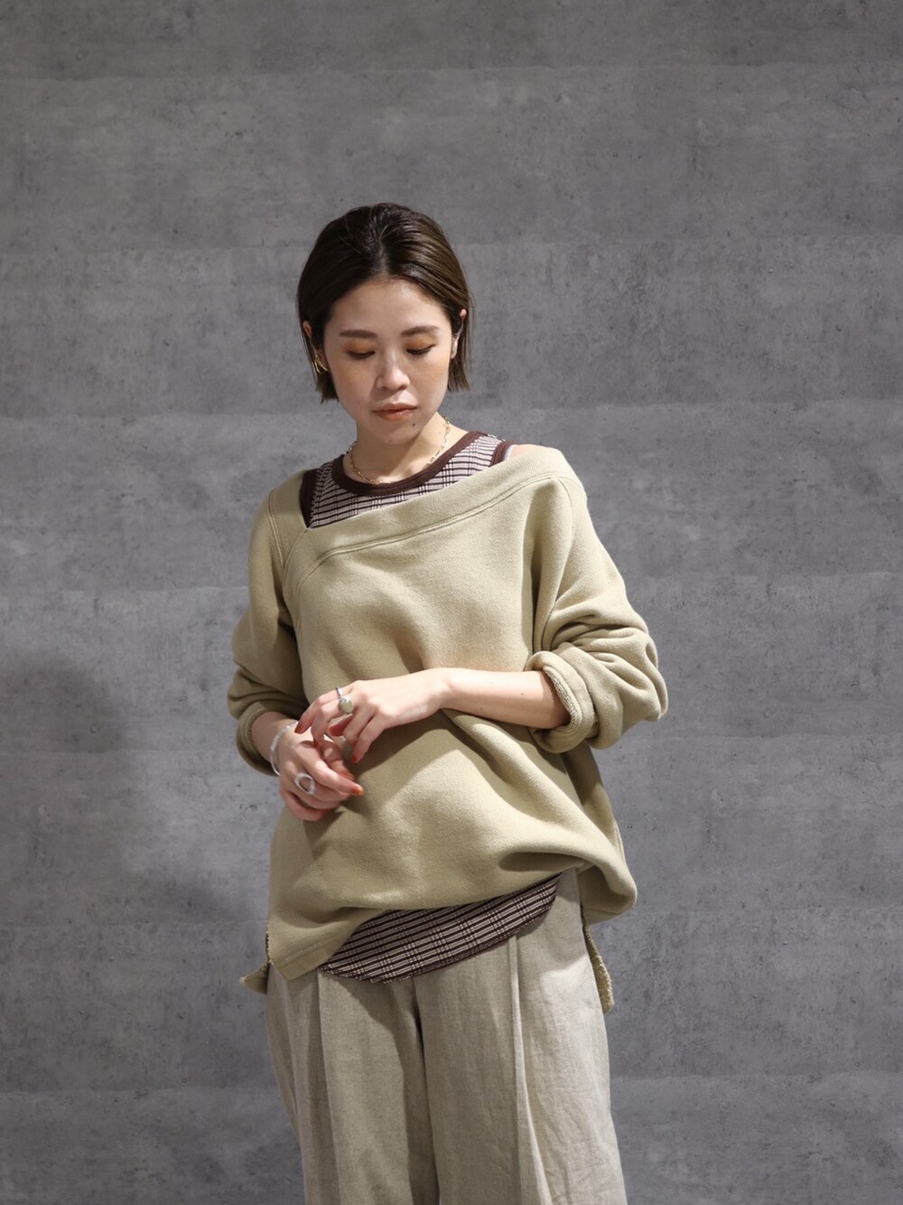 ベージュ系のその他パンツ、ベージュ系のスウェットを着用したレディースの冬コーディネートの2枚目の写真