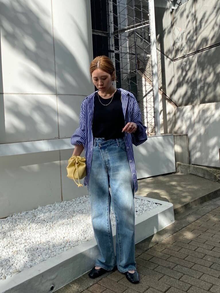 ブルー系のシャツ/ブラウス、ブルー系のデニムパンツ、ブラック系のパンプスを着用したレディースの夏コーディネートの2枚目の写真