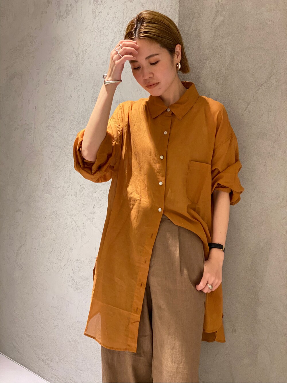 ベージュ系のその他パンツを着用したレディースの夏コーディネートの2枚目の写真