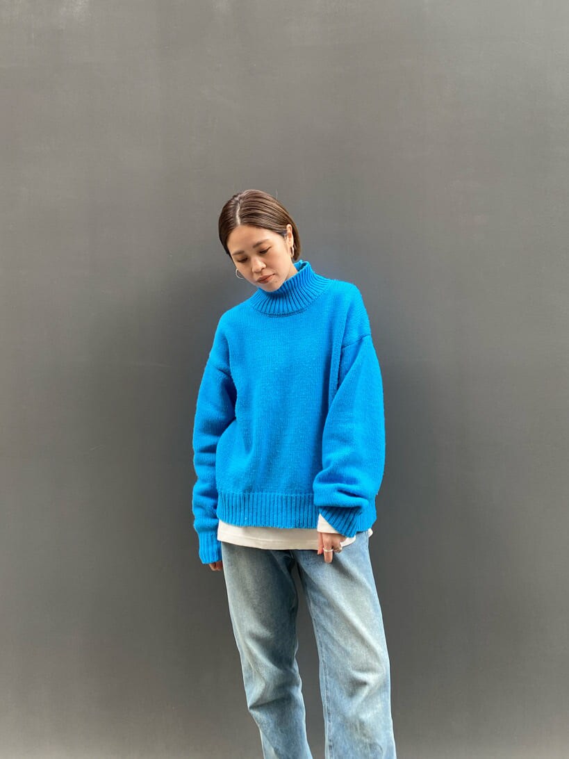 ブルー系のニット/セーターを着用したレディースの秋コーディネートの2枚目の写真