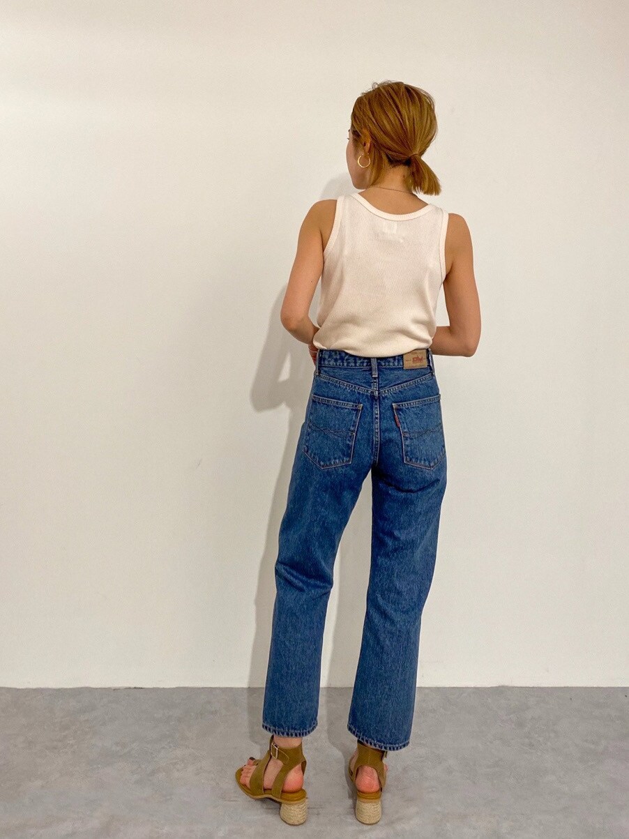 ブルー系のデニムパンツ、ピンク系のTシャツ/カットソーを着用したレディースの春コーディネートの3枚目の写真