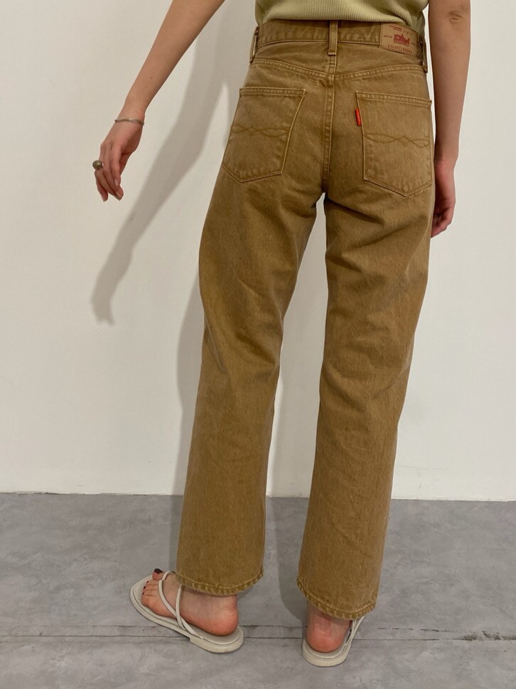 ベージュ系のデニムパンツ、グリーン系のTシャツ/カットソーを着用したレディースの春コーディネートの3枚目の写真