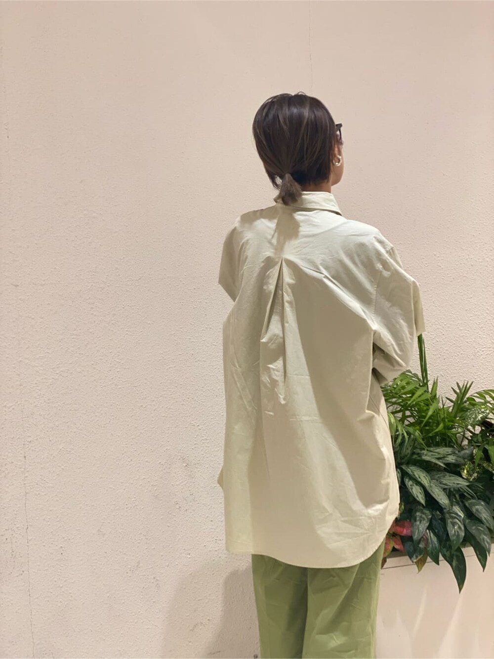 グリーン系のシャツ/ブラウス、ブラック系のパンプス、グリーン系のスラックスを着用したレディースの冬コーディネートの3枚目の写真