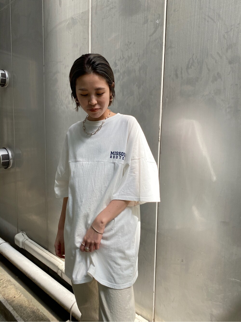 ホワイト系のデニムパンツ、ホワイト系のTシャツ/カットソーを着用したレディースの夏コーディネートの3枚目の写真