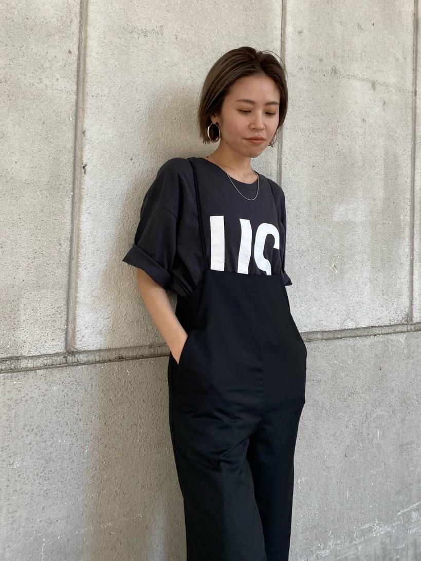 ブラック系のつなぎ/オールインワン、グレー系のTシャツ/カットソーを着用したレディースの夏コーディネートの4枚目の写真