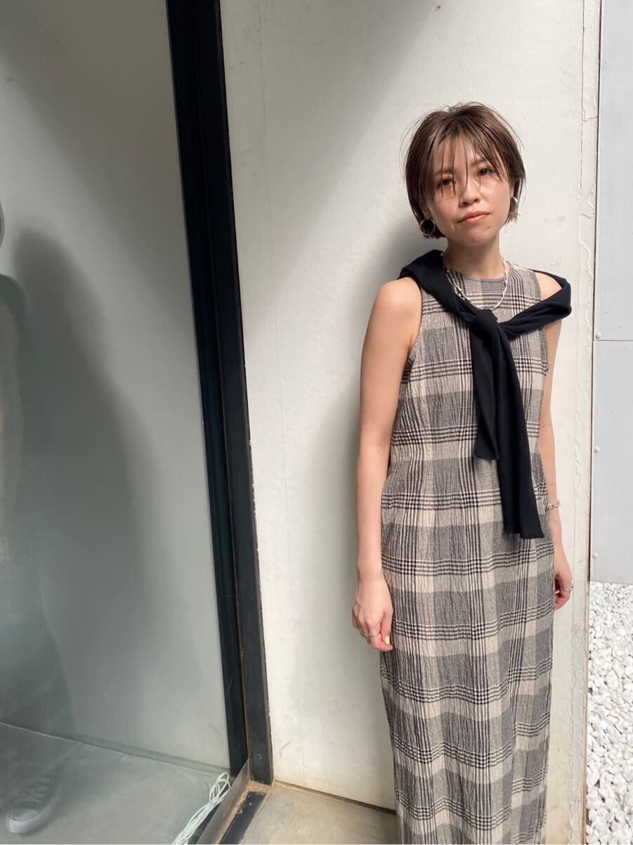 ブラック系のワンピース、ブラック系のカーディガン/ボレロを着用したレディースの夏コーディネートの4枚目の写真