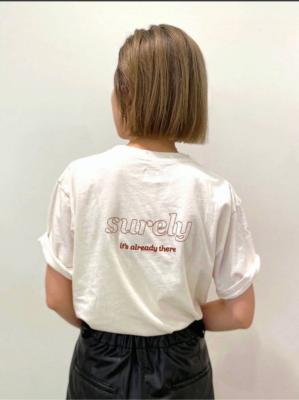 ブラック系のその他パンツ、ホワイト系のTシャツ/カットソーを着用したレディースの夏コーディネートの2枚目の写真