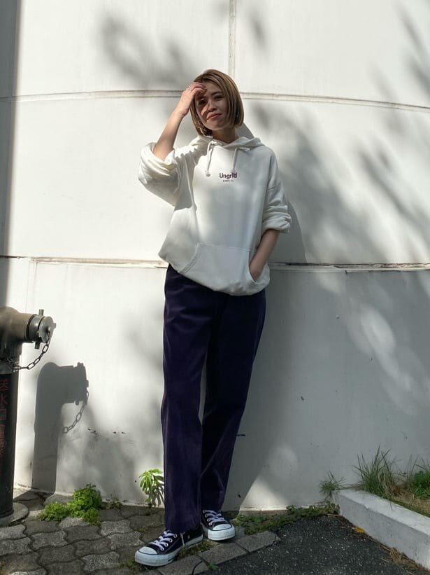 パープル系のその他パンツ、ホワイト系のパーカーを着用したレディースの夏コーディネートの2枚目の写真