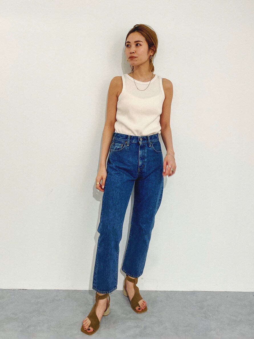 ブルー系のデニムパンツ、ピンク系のTシャツ/カットソーを着用したレディースの春コーディネートの2枚目の写真