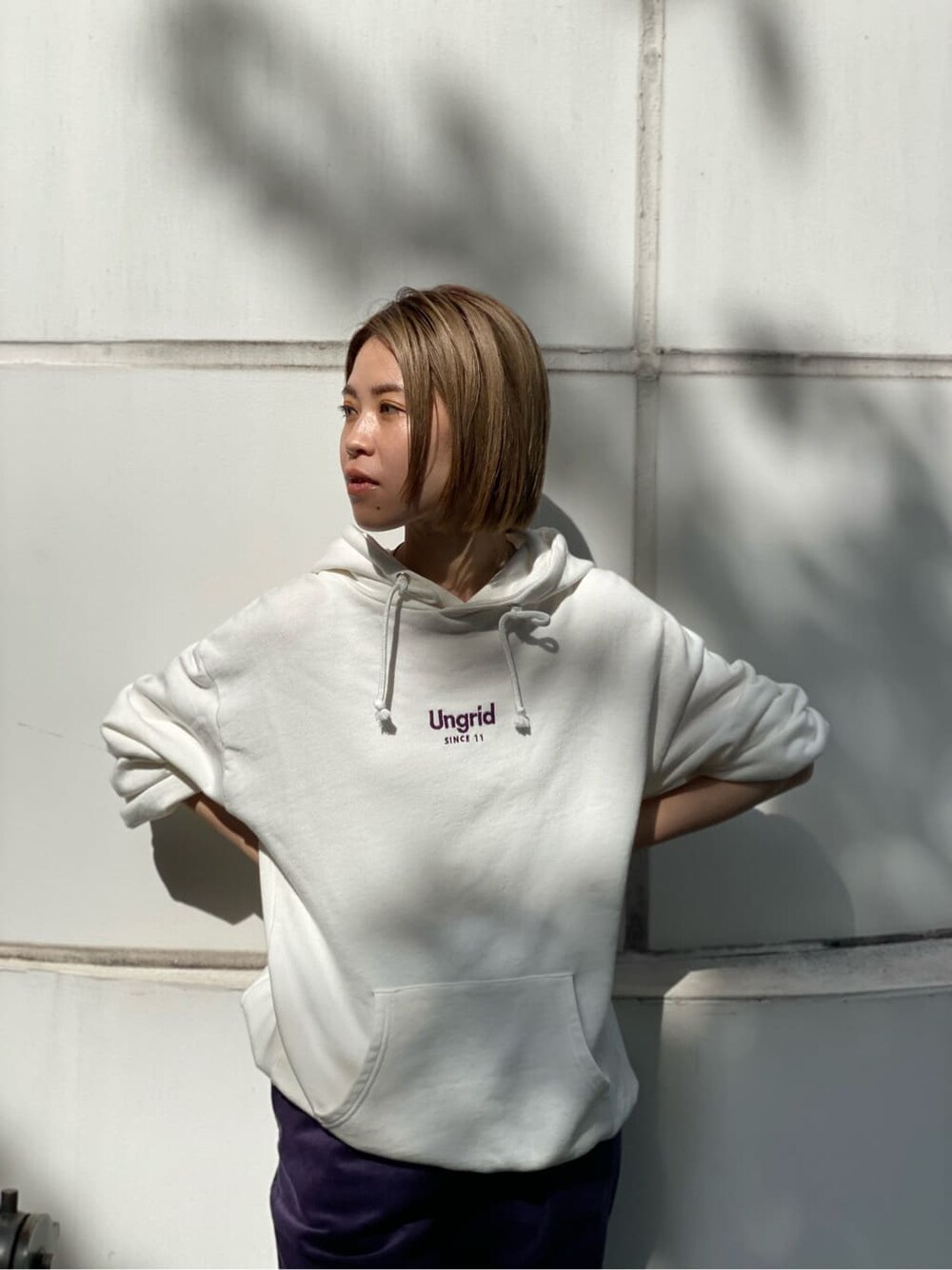 パープル系のその他パンツ、ホワイト系のパーカーを着用したレディースの夏コーディネートの4枚目の写真