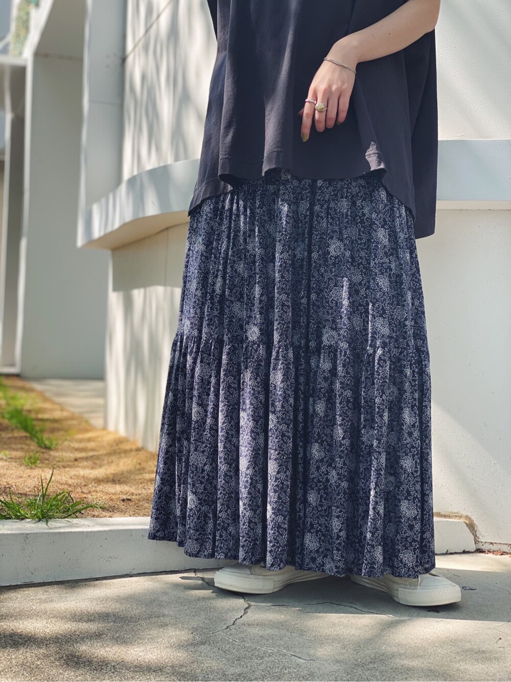 ブルー系のスカート、グレー系のTシャツ/カットソーを着用したレディースの春コーディネートの3枚目の写真