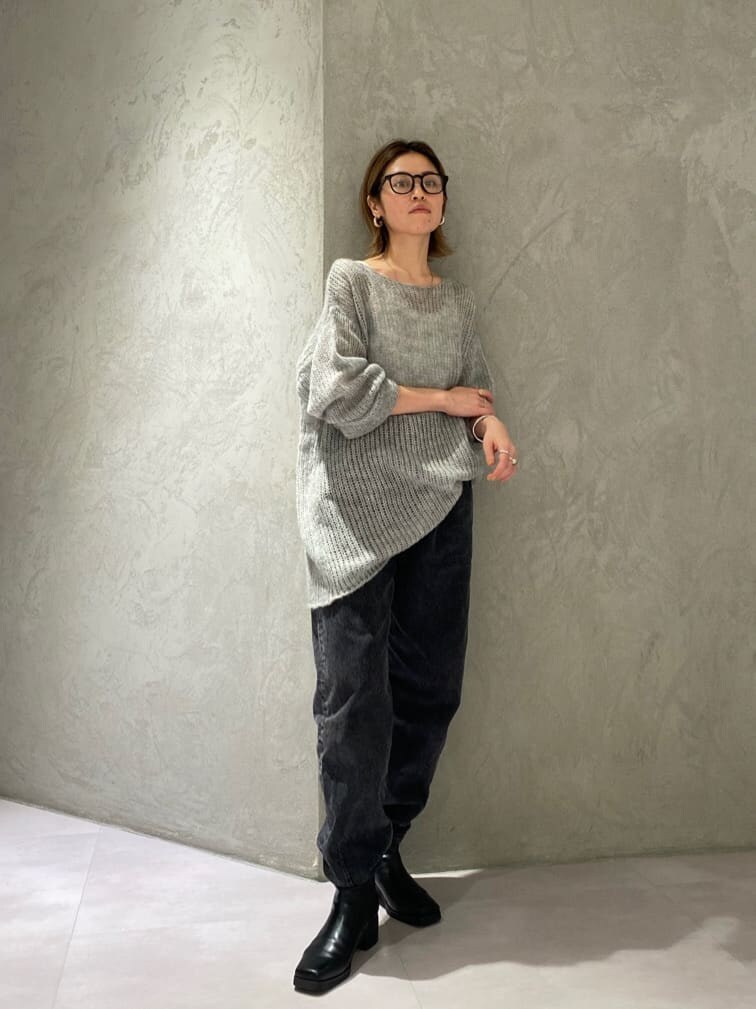 グレー系のニット/セーターを着用したレディースの秋コーディネートの2枚目の写真