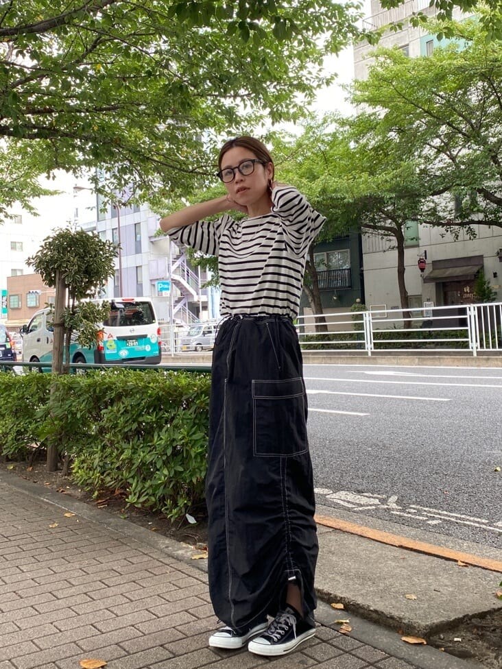 その他のTシャツ/カットソー、ブラック系のスカートを着用したレディースの夏コーディネートの2枚目の写真