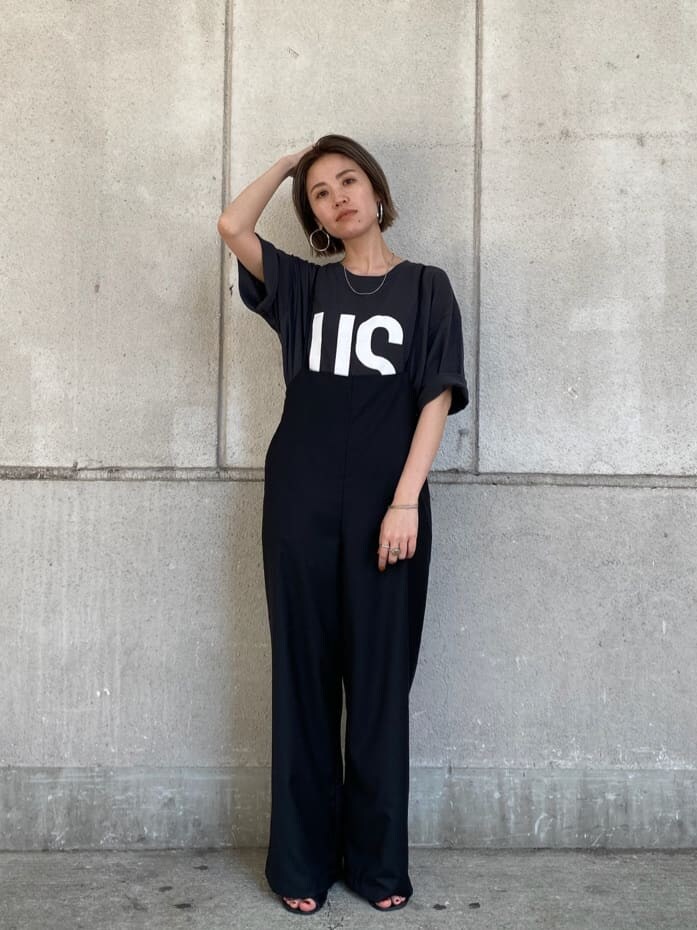 ブラック系のつなぎ/オールインワン、グレー系のTシャツ/カットソーを着用したレディースの夏コーディネートの3枚目の写真