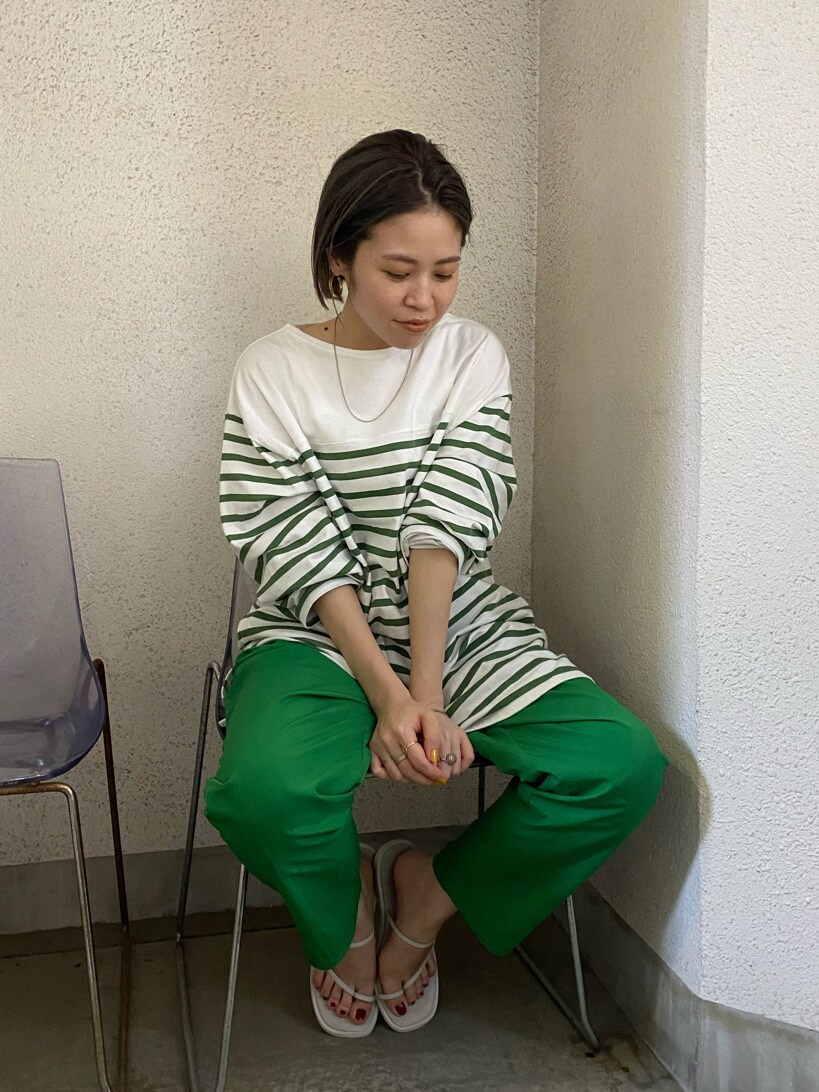 グリーン系のその他パンツを着用したレディースの夏コーディネートの2枚目の写真