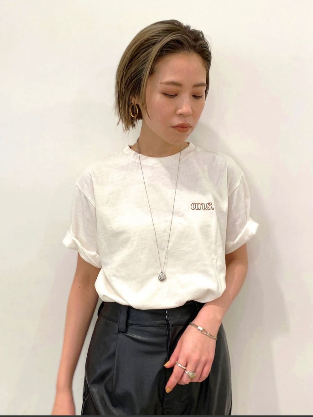 ブラック系のその他パンツ、ホワイト系のTシャツ/カットソーを着用したレディースの夏コーディネートの3枚目の写真
