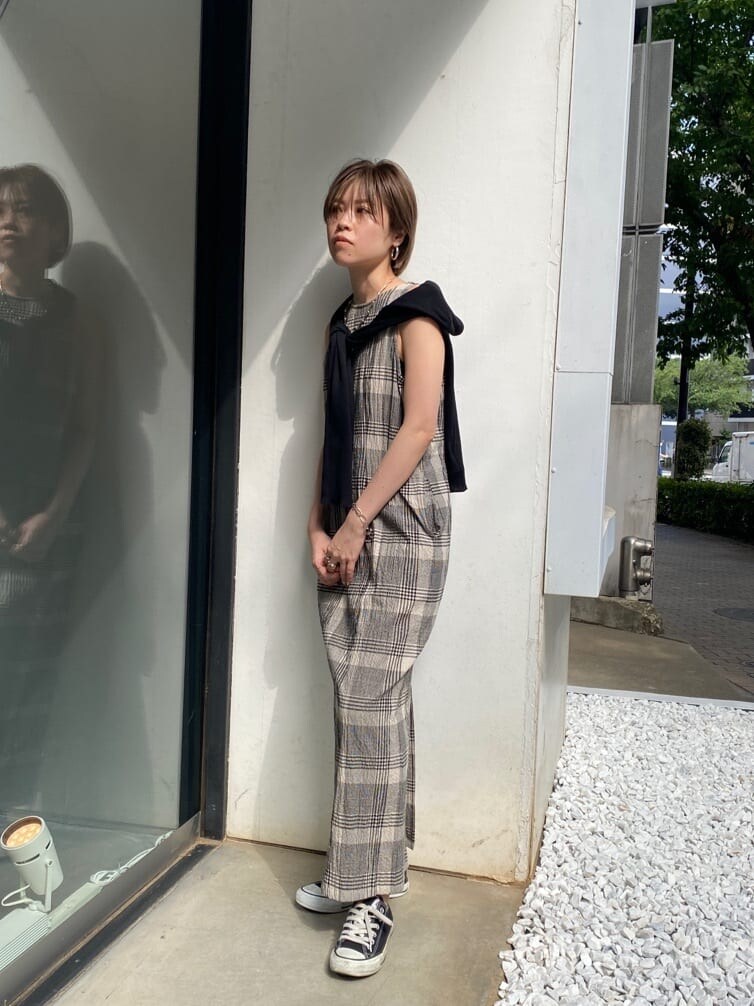 ブラック系のワンピース、ブラック系のカーディガン/ボレロを着用したレディースの夏コーディネートの3枚目の写真