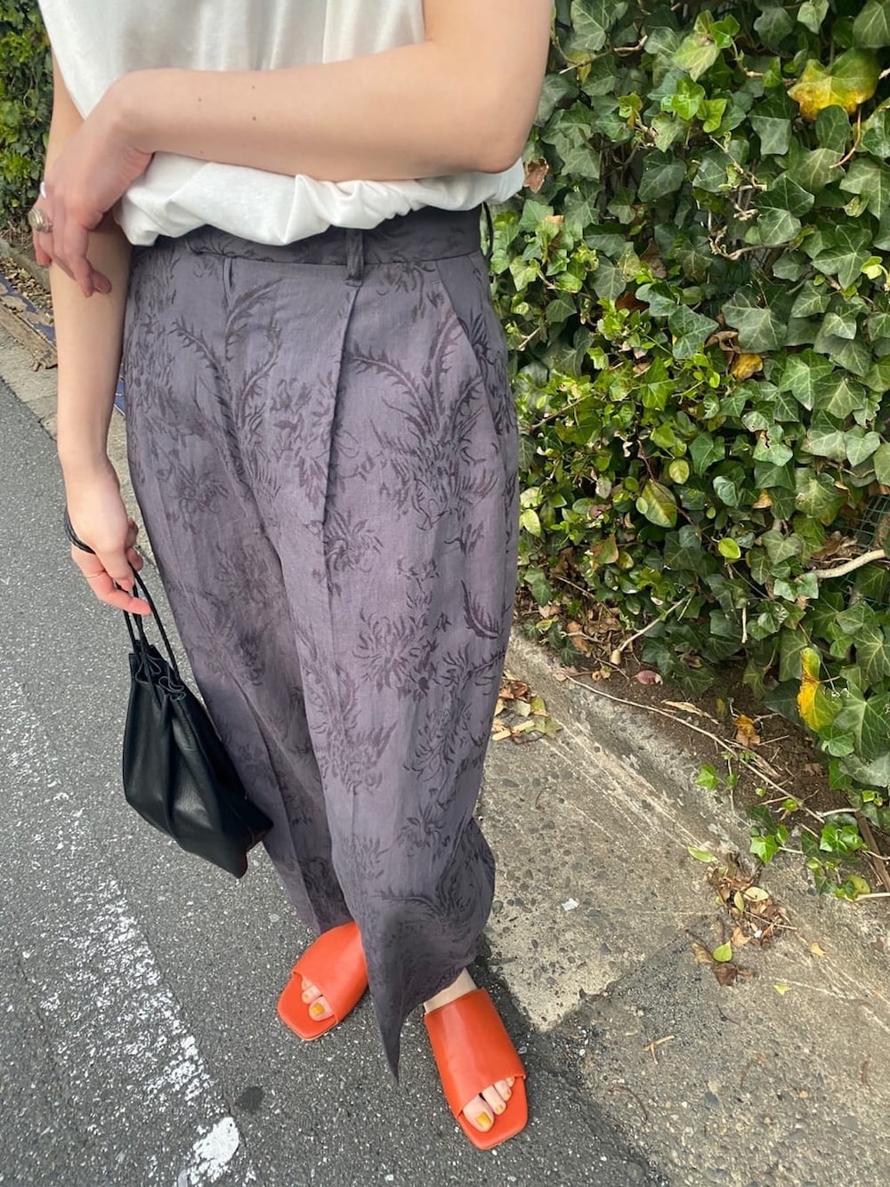 グレー系のその他パンツ、オレンジ系のサンダルを着用したレディースの春コーディネートの4枚目の写真