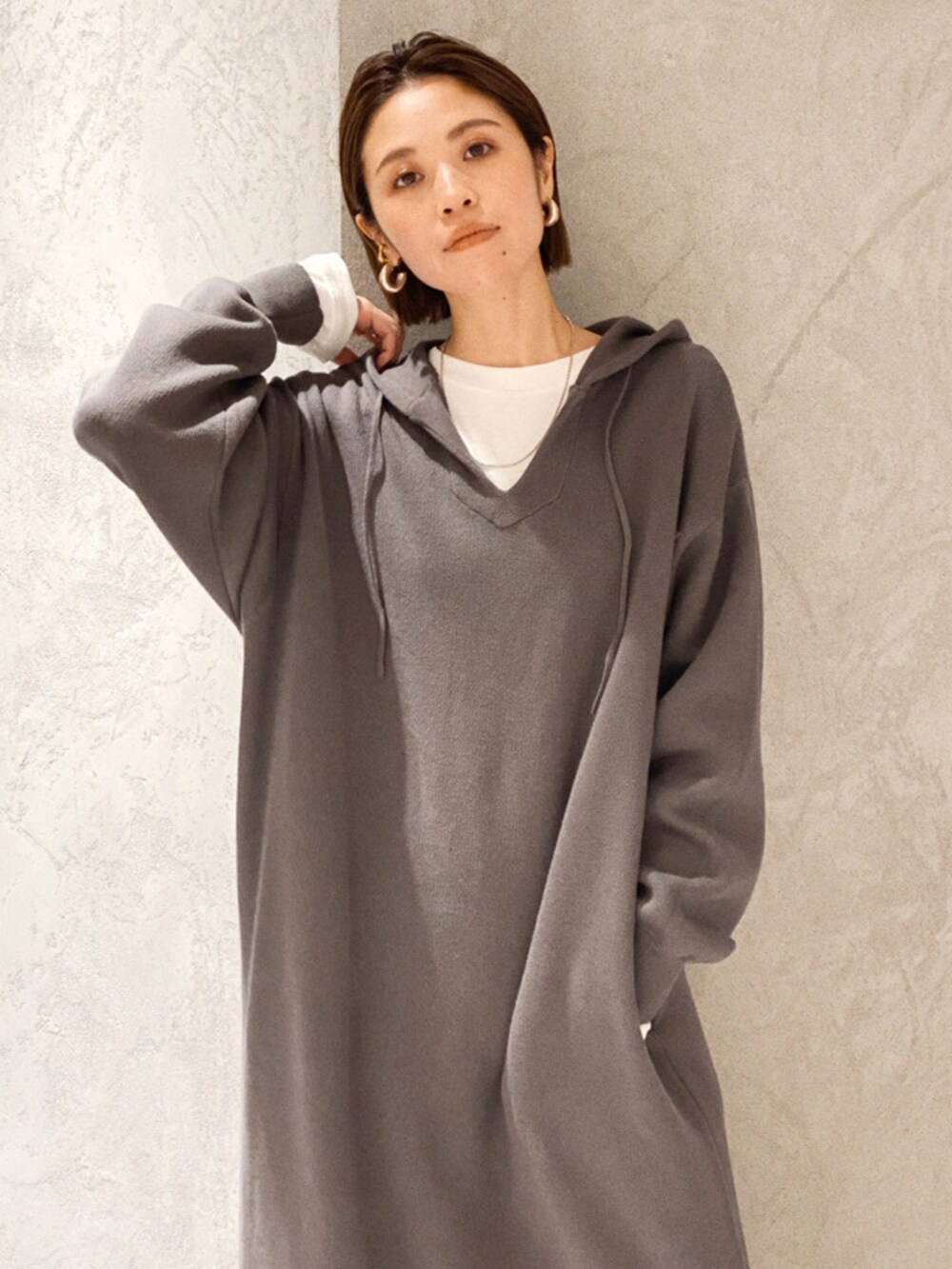 ホワイト系のTシャツ/カットソー、グレー系のワンピースを着用したレディースの秋コーディネートの2枚目の写真