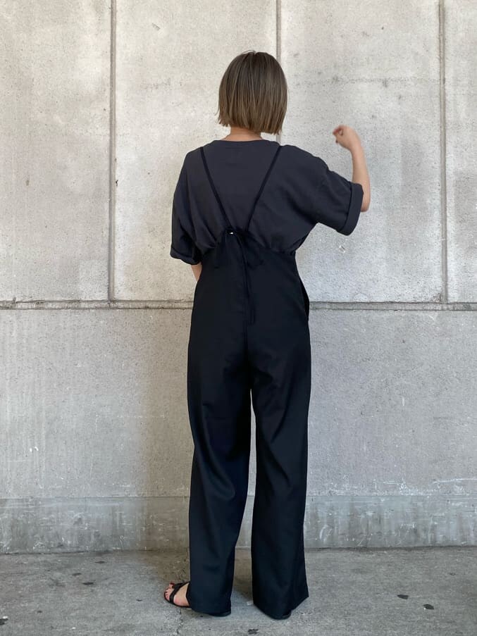 ブラック系のつなぎ/オールインワン、グレー系のTシャツ/カットソーを着用したレディースの夏コーディネートの2枚目の写真