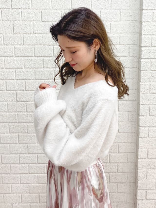 ピンク系のスカート、ホワイト系のニット/セーターを着用したレディースの秋コーディネートの4枚目の写真