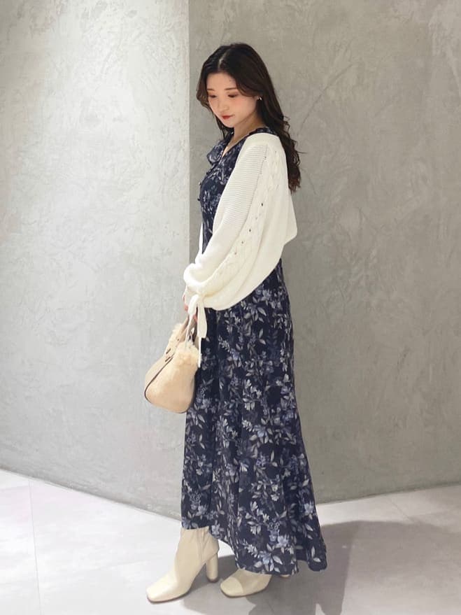 ホワイト系のブーツ、ホワイト系のハンドバッグ、ホワイト系のカーディガン/ボレロを着用したレディースの夏コーディネートの4枚目の写真