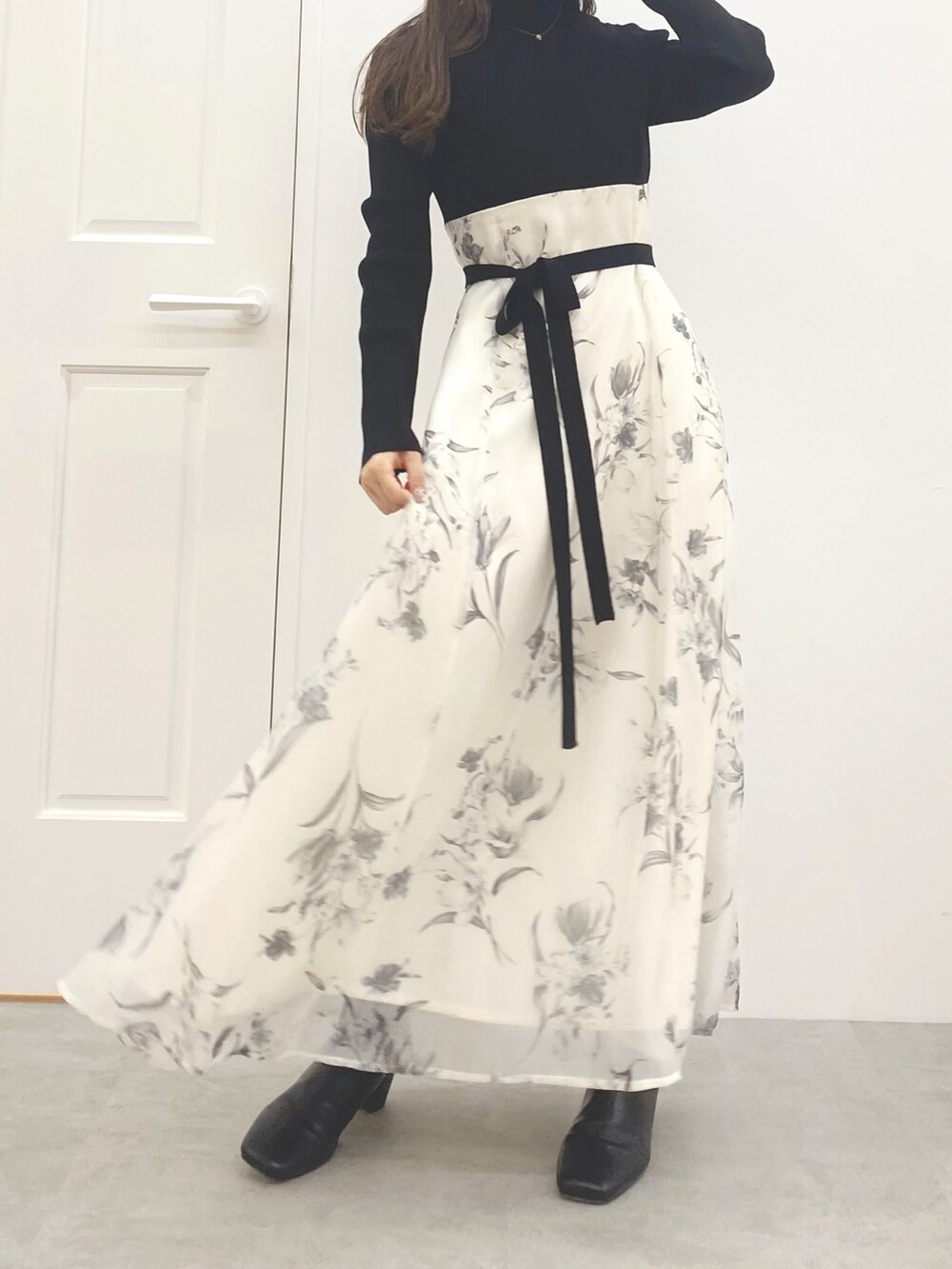 ブラック系のワンピース、ブラック系のブーツを着用したレディースの秋コーディネートの2枚目の写真