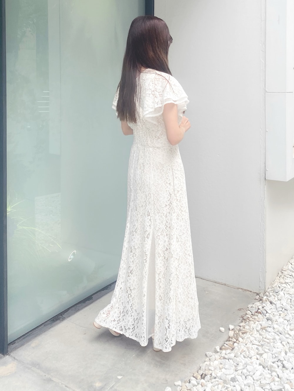 ホワイト系のサンダル、ホワイト系のドレスを着用したレディースの夏コーディネートの8枚目の写真