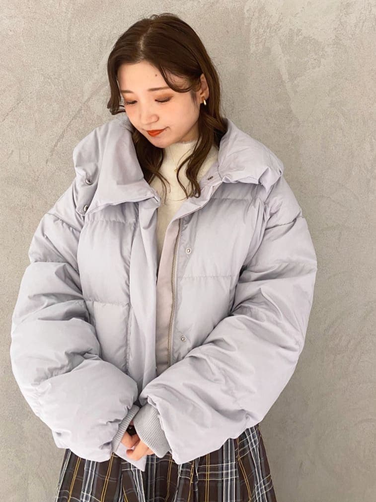 ブルー系のダウンジャケット/コート、ホワイト系のニット/セーター、ブルー系のダウンジャケット/コートを着用したレディースの秋コーディネートの5枚目の写真