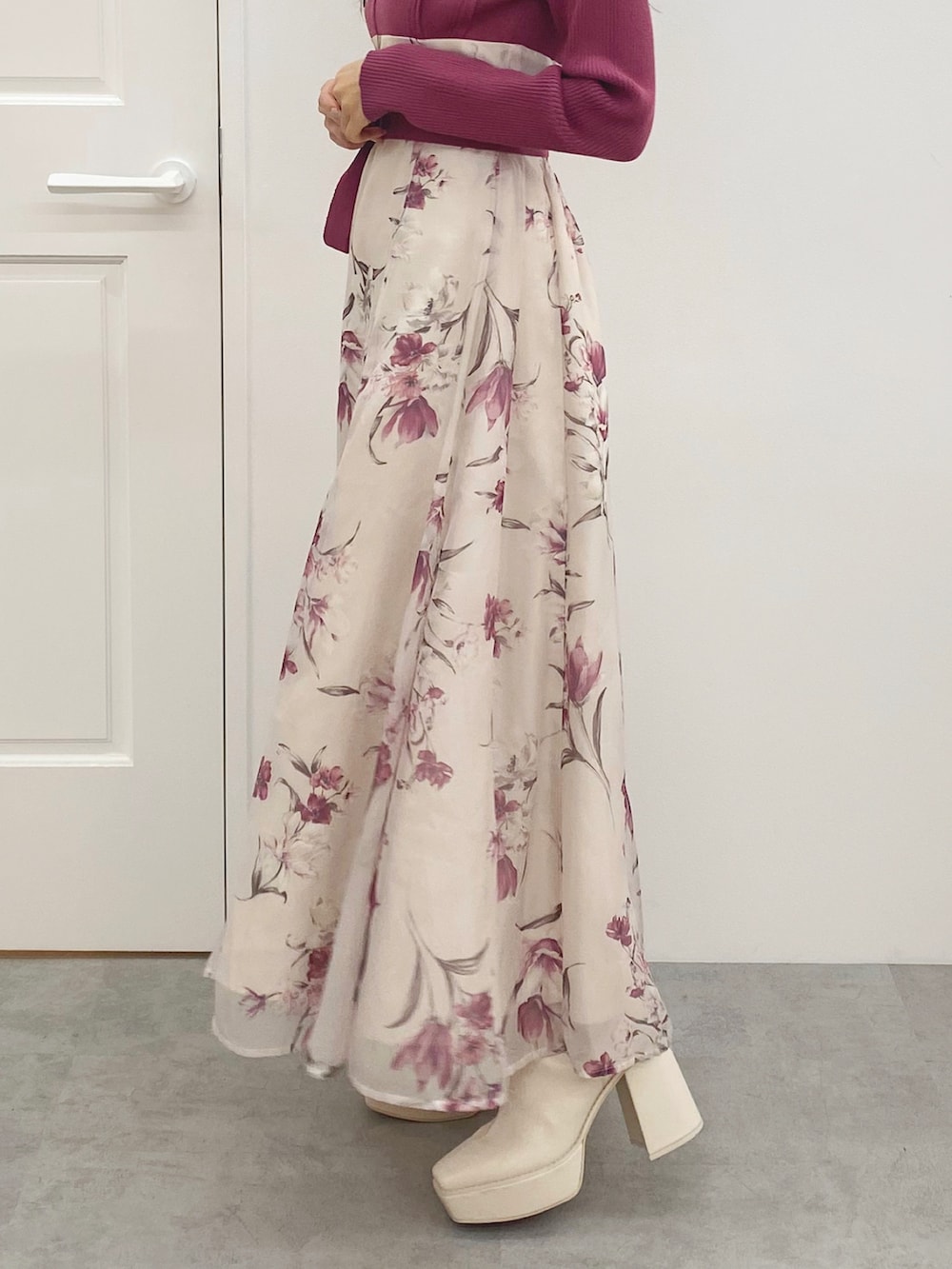 ホワイト系のブーツ、ピンク系のワンピースを着用したレディースの秋コーディネートの4枚目の写真