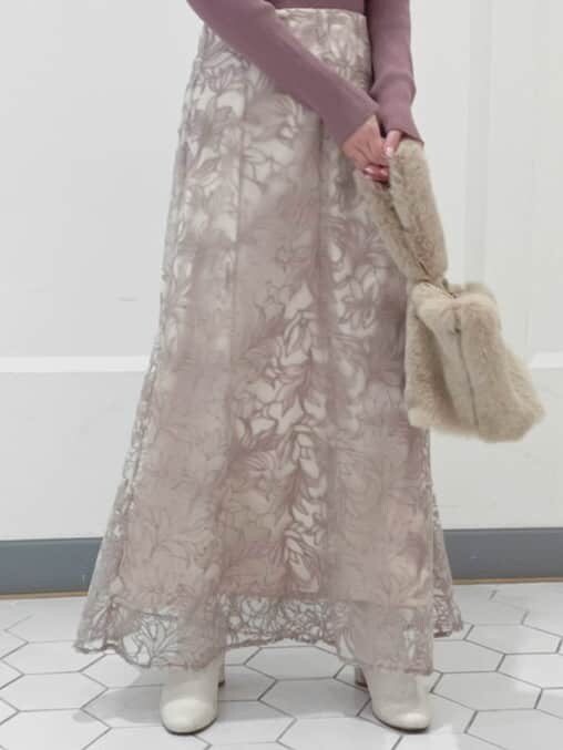 ブラウン系のニット/セーター、ベージュ系のハンドバッグ、ピンク系のスカートを着用したレディースの秋コーディネートの6枚目の写真