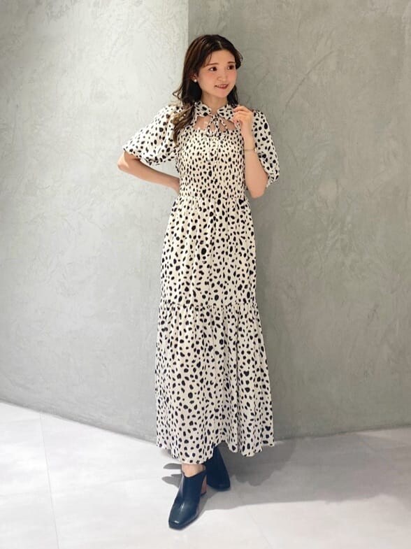 ブラック系のサンダル、ホワイト系のワンピース、ブラック系のサンダルを着用したレディースの夏コーディネートの4枚目の写真