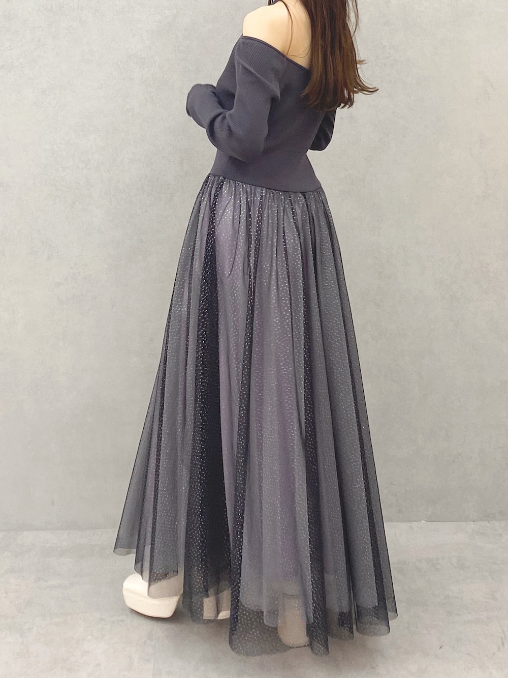 ホワイト系のブーツ、グレー系のワンピースを着用したレディースの秋コーディネートの7枚目の写真