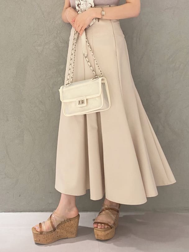 ベージュ系のサンダル、ホワイト系のショルダーバッグ、ピンク系のスカートを着用したレディースの夏コーディネートの7枚目の写真