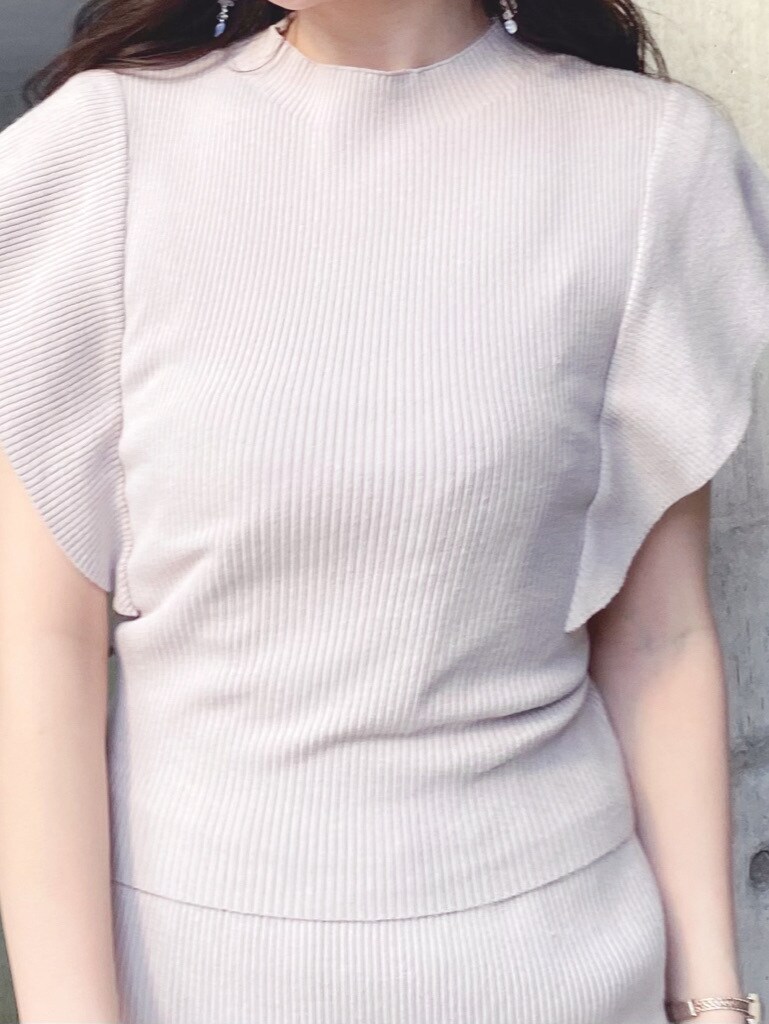 ピンク系のワンピース、ホワイト系のサンダルを着用したレディースの春コーディネートの5枚目の写真