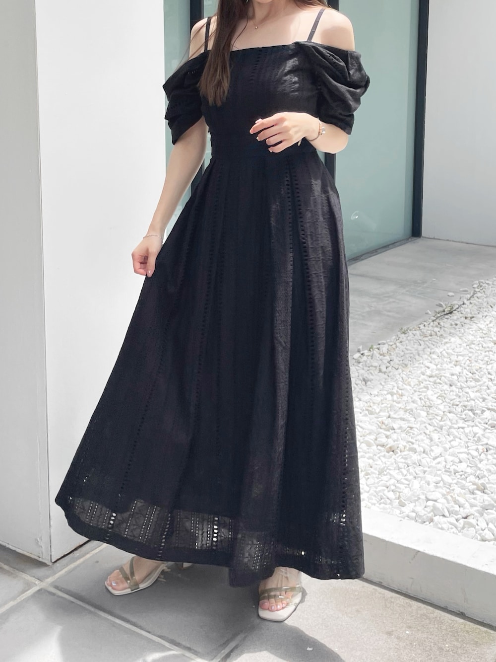 ブラック系のワンピース、ホワイト系のサンダルを着用したレディースの夏コーディネートの2枚目の写真