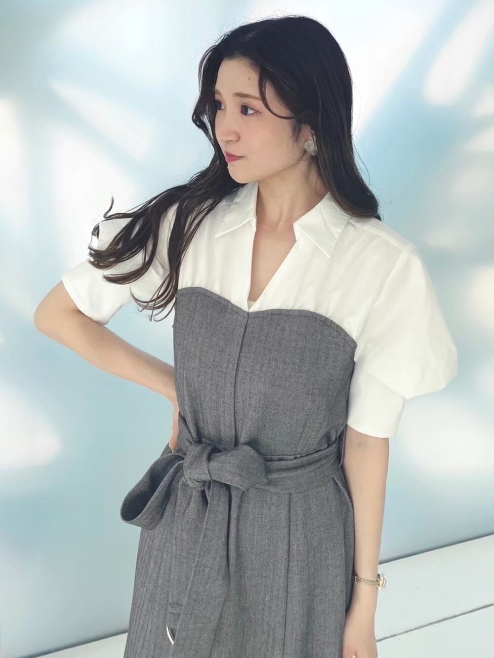 ホワイト系のハンドバッグ、その他のワンピース、ブラウン系のブーツを着用したレディースの秋コーディネートの4枚目の写真